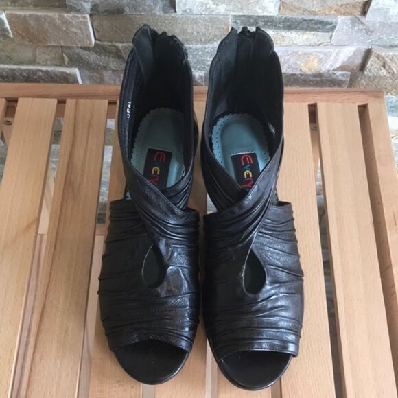 Everybody Women's Opal Flat Ankle Wrap Sandal - Picture 3 of 4